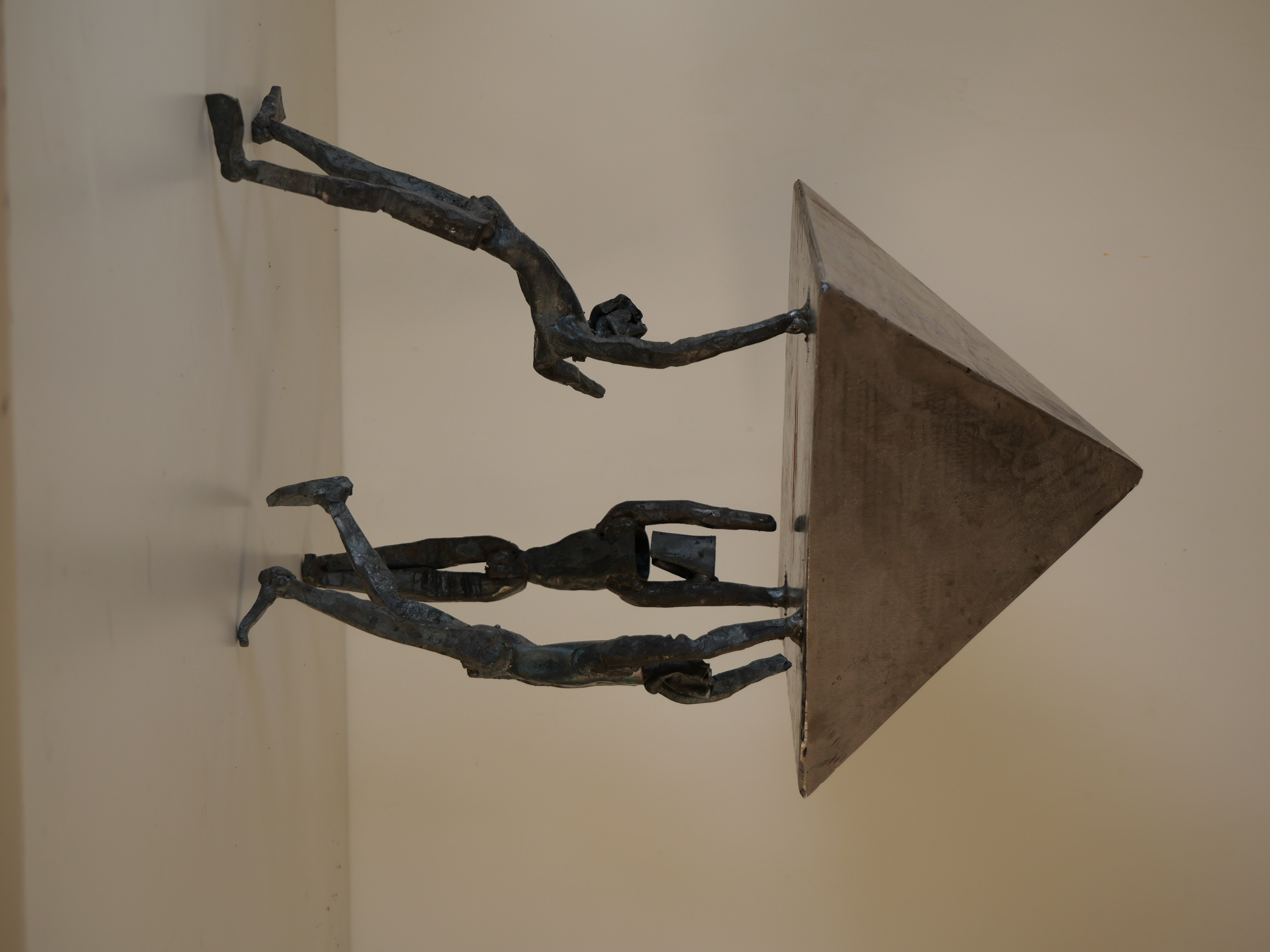 Tripedal angle